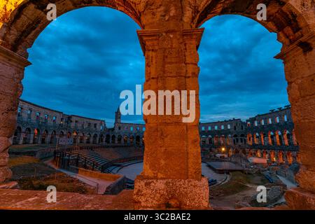 Pula Amphitheater in Night, auch bekannt als Kolosseum von Pula in Kroatien, ist ein gut erhaltenes römisches Amphitheater in Pula, Istrien, Kroatien. Alte Arena Stockfoto