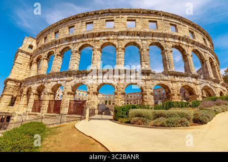 Das Pula Amphitheater, auch bekannt als Kolosseum von Pula, ist ein gut erhaltenes römisches Amphitheater in Pula, Kroatien. Eine große Arena wurde 27 v. Chr. - 68 v. Chr. errichtet Stockfoto
