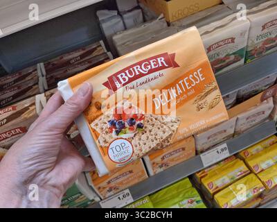 Marktkauf - Einkauf zu Zeiten von Inflation. Marktkauf - Einkauf in einem Supermarkt oder Discounter *** Marktkauf Einkaufen in Zeiten der Inflation Marktkauf Einkaufen in einem Supermarkt oder Discounter Stockfoto