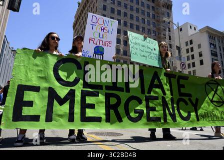 24. Mai 2019 - Los Angeles, Kalifornien, USA - Demonstranten werden während einer Demonstration zum Klimawandel mit einem Banner mit der Aufschrift „Klimanotstand“ gesehen.Studenten und Umweltaktivisten nehmen an einem Klimastreik in Los Angeles, Kalifornien Teil. Die Organisatoren forderten die Trump-Regierung auf, den Zustand des Klimanotfalls auszurufen, um den Planeten zu retten, einen Green New Deal zu schaffen und in eine emissionsfreie Wirtschaft zu übergehen. (Credit Image: © Ronen Tivony/SOPA Images via ZUMA Wire) Stockfoto