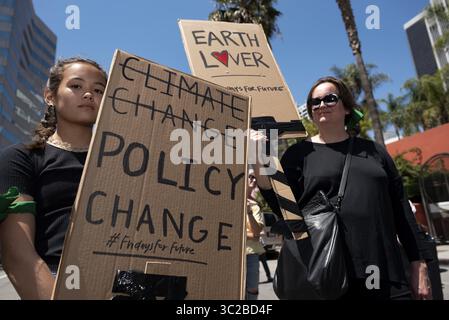 24. Mai 2019 – Los Angeles, Kalifornien, USA – während einer Demonstration zum Klimawandel werden Demonstranten mit Plakaten gesehen. Studenten und Umweltaktivisten nehmen an einem Klimastreik in Los Angeles, Kalifornien, Teil. Die Organisatoren forderten die Trump-Regierung auf, den Zustand des Klimanotfalls auszurufen, um den Planeten zu retten, einen Green New Deal zu schaffen und in eine emissionsfreie Wirtschaft zu übergehen. (Credit Image: © Ronen Tivony/SOPA Images via ZUMA Wire) Stockfoto