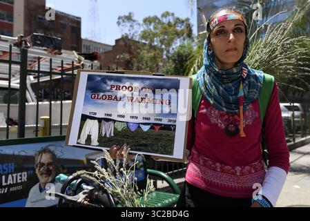 24. Mai 2019 – Los Angeles, Kalifornien, USA – während einer Demonstration des Klimawandels wird Ein Demonstrant gesehen, der ein Plakat mit der Aufschrift „Beweis der globalen Erwärmung“ hält. Studenten und Umweltaktivisten nehmen an einem Klimastreik in Los Angeles, Kalifornien, Teil. Die Organisatoren forderten die Trump-Regierung auf, den Zustand des Klimanotfalls auszurufen, um den Planeten zu retten, einen Green New Deal zu schaffen und in eine emissionsfreie Wirtschaft zu übergehen. (Credit Image: © Ronen Tivony/SOPA Images via ZUMA Wire) Stockfoto
