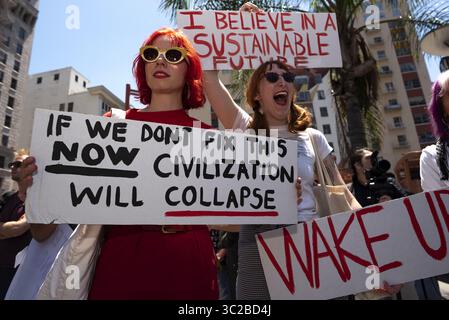 24. Mai 2019 – Los Angeles, Kalifornien, USA – während einer Demonstration zum Klimawandel werden Demonstranten mit Plakaten gesehen. Studenten und Umweltaktivisten nehmen an einem Klimastreik in Los Angeles, Kalifornien, Teil. Die Organisatoren forderten die Trump-Regierung auf, den Zustand des Klimanotfalls auszurufen, um den Planeten zu retten, einen Green New Deal zu schaffen und in eine emissionsfreie Wirtschaft zu übergehen. (Credit Image: © Ronen Tivony/SOPA Images via ZUMA Wire) Stockfoto