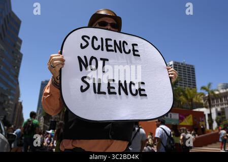 24. Mai 2019 – Los Angeles, Kalifornien, USA – während einer Demonstration des Klimawandels wird Ein Demonstrant gesehen, der ein Plakat mit der Aufschrift „Wissenschaft nicht schweigen“ hält. Studenten und Umweltaktivisten nehmen an einem Klimastreik in Los Angeles, Kalifornien, Teil. Die Organisatoren forderten die Trump-Regierung auf, den Zustand des Klimanotfalls auszurufen, um den Planeten zu retten, einen Green New Deal zu schaffen und in eine emissionsfreie Wirtschaft zu übergehen. ............. Studenten und Umweltaktivisten nehmen an einem Klimastreik in Los Angeles, Kalifornien, Teil. Die Organisatoren riefen die Trump Administrati an Stockfoto