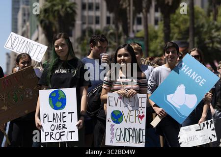 24. Mai 2019 – Los Angeles, Kalifornien, USA – während einer Demonstration zum Klimawandel werden Demonstranten mit Plakaten gesehen. Studenten und Umweltaktivisten nehmen an einem Klimastreik in Los Angeles, Kalifornien, Teil. Die Organisatoren forderten die Trump-Regierung auf, den Zustand des Klimanotfalls auszurufen, um den Planeten zu retten, einen Green New Deal zu schaffen und in eine emissionsfreie Wirtschaft zu übergehen. (Credit Image: © Ronen Tivony/SOPA Images via ZUMA Wire) Stockfoto