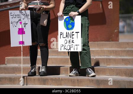 24. Mai 2019 – Los Angeles, Kalifornien, USA – während einer Demonstration zum Klimawandel werden Demonstranten mit Plakaten gesehen. Studenten und Umweltaktivisten nehmen an einem Klimastreik in Los Angeles, Kalifornien, Teil. Die Organisatoren forderten die Trump-Regierung auf, den Zustand des Klimanotfalls auszurufen, um den Planeten zu retten, einen Green New Deal zu schaffen und in eine emissionsfreie Wirtschaft zu übergehen. (Credit Image: © Ronen Tivony/SOPA Images via ZUMA Wire) Stockfoto