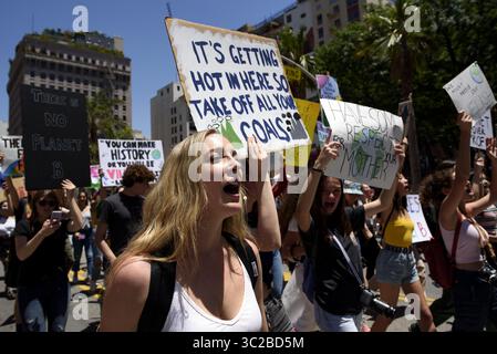 24. Mai 2019 – Los Angeles, Kalifornien, USA – während einer Demonstration zum Klimawandel werden Demonstranten mit Plakaten gesehen. Studenten und Umweltaktivisten nehmen an einem Klimastreik in Los Angeles, Kalifornien, Teil. Die Organisatoren forderten die Trump-Regierung auf, den Zustand des Klimanotfalls auszurufen, um den Planeten zu retten, einen Green New Deal zu schaffen und in eine emissionsfreie Wirtschaft zu übergehen. (Credit Image: © Ronen Tivony/SOPA Images via ZUMA Wire) Stockfoto