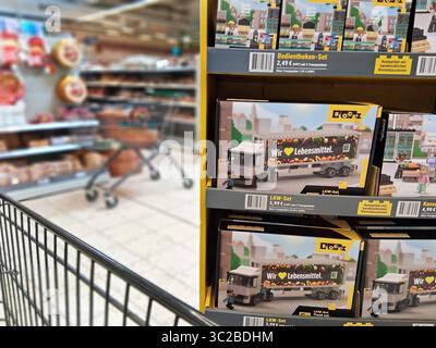 Marktkauf - Einkauf zu Zeiten von Inflation. Marktkauf - Einkauf in einem Supermarkt oder Discounter *** Marktkauf Einkaufen in Zeiten der Inflation Marktkauf Einkaufen in einem Supermarkt oder Discounter Stockfoto