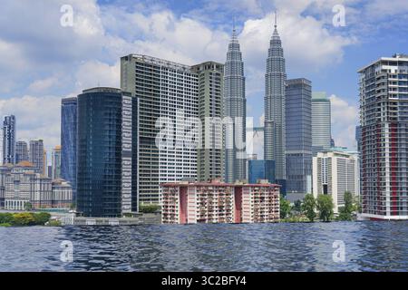 Kuala Lumpur Skyline von einem Infinity-Pool aus gesehen, Malaysia, Asien Stockfoto