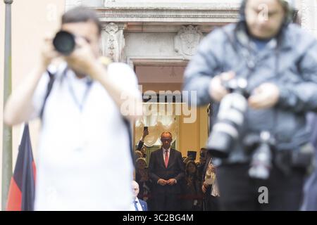 Friedrich Merz (CDU) wartet hinter Fotografen auf Emmanuel Macron (Präsident der Französischen Republik) vor einem gemeinsamen Treffen Stockfoto