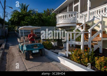 24. Mai 2019: Bahamas: Golf Car fährt im Dorf Abaco Inn. Hope Town, Elbow Cay, Abacos. Bahamas (Kreditbild: © Sergi Reboredo/ZUMA Wire) Stockfoto