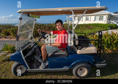 24. Mai 2019: Bahamas: Golfwagen vor dem Abaco Inn. Hope Town, Elbow Cay, Abacos. Bahamas (Kreditbild: © Sergi Reboredo/ZUMA Wire) Stockfoto