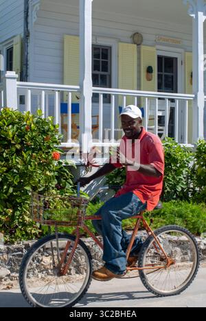 24. Mai 2019: Bahamas: Hope Town, Elbow Cay, Abacos. Bahamas. Fahrräder und Golfwagen ersetzen Autos in Hope Town. Lokale Fahrrad- und Bottom-Loyalist-Häuser. (Kreditbild: © Sergi Reboredo/ZUMA Wire) Stockfoto