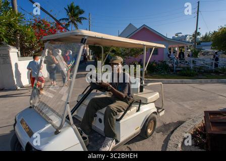 24. Mai 2019: Bahamas: Golf Car fährt im Dorf Abaco Inn. Hope Town, Elbow Cay, Abacos. Bahamas (Kreditbild: © Sergi Reboredo/ZUMA Wire) Stockfoto