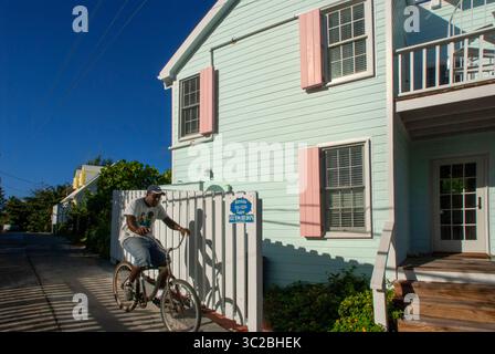 24. Mai 2019: Bahamas: Hope Town, Elbow Cay, Abacos. Bahamas. Fahrräder und Golfwagen ersetzen Autos in Hope Town. Lokale Fahrrad- und Bottom-Loyalist-Häuser. (Kreditbild: © Sergi Reboredo/ZUMA Wire) Stockfoto