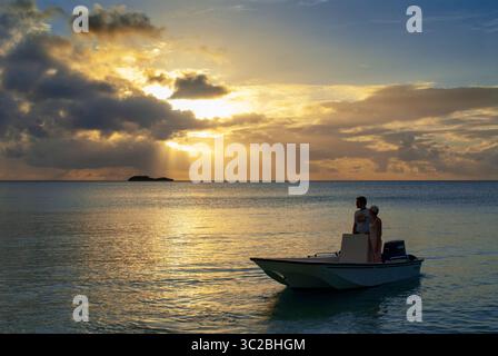 24. Mai 2019: Bahamas: Sonnenuntergang mit kleinen Booten. Beach Fernandez Bay Village, Cat Island. Bahamas (Kreditbild: © Sergi Reboredo/ZUMA Wire) Stockfoto