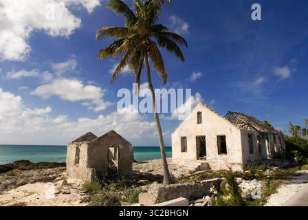 24. Mai 2019: Bahamas: Cat Island, Bahamas. Altes Haus neben dem Strand des Ostens (Atlantik) Pine Bay, Cat Island. (Kreditbild: © Sergi Reboredo/ZUMA Wire) Stockfoto