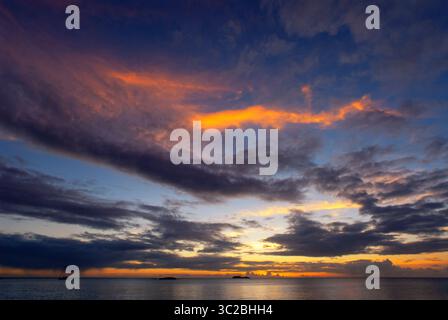 24. Mai 2019: Bahamas: Sonnenuntergang vor dem Beach Fernandez Bay Village Resort, Cat Island. Bahamas (Kreditbild: © Sergi Reboredo/ZUMA Wire) Stockfoto