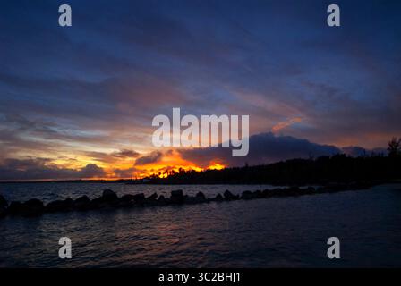 24. Mai 2019: Bahamas: Sonnenuntergang im Hafen von Hope Town, Elbow Cay, Abacos. Bahamas (Kreditbild: © Sergi Reboredo/ZUMA Wire) Stockfoto
