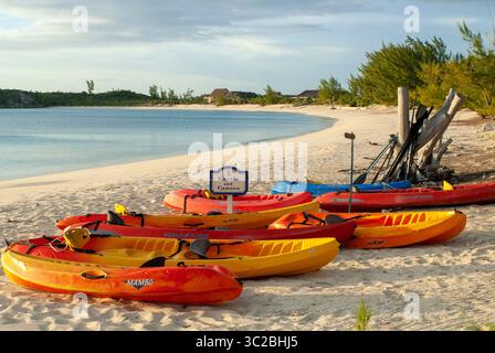 24. Mai 2019: Bahamas: Kajaks und Kanus. Strand von Fernandez Bay Village Hotel, Cat Island. Bahamas (Kreditbild: © Sergi Reboredo/ZUMA Wire) Stockfoto