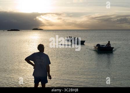 24. Mai 2019: Bahamas: Sonnenuntergang mit kleinen Booten. Beach Fernandez Bay Village, Cat Island. Bahamas (Kreditbild: © Sergi Reboredo/ZUMA Wire) Stockfoto