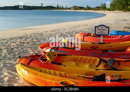 24. Mai 2019: Bahamas: Kajaks und Kanus. Strand von Fernandez Bay Village Hotel, Cat Island. Bahamas (Kreditbild: © Sergi Reboredo/ZUMA Wire) Stockfoto
