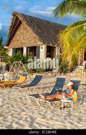 24. Mai 2019: Bahamas: Cat Island, Bahamas. Cottages am Strand. Hotel Fernandez Bay Village Resort. Touristen, die sich am Strand entspannen. (Kreditbild: © Sergi Reboredo/ZUMA Wire) Stockfoto
