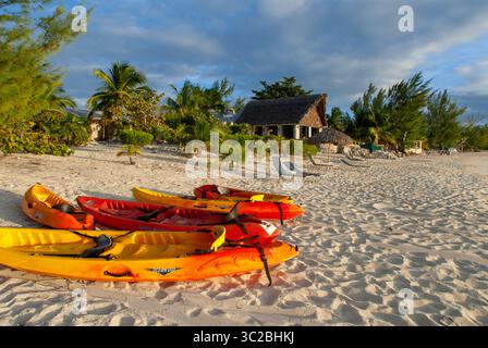 24. Mai 2019: Bahamas: Kajaks und Kanus. Strand von Fernandez Bay Village Hotel, Cat Island. Bahamas (Kreditbild: © Sergi Reboredo/ZUMA Wire) Stockfoto