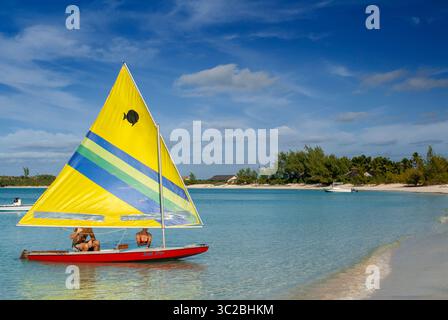 24. Mai 2019: Bahamas: Paar in einem kleinen Segelboot. Beach Fernandez Bay Village, Cat Island. Bahamas (Kreditbild: © Sergi Reboredo/ZUMA Wire) Stockfoto