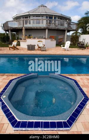 24. Mai 2019: Bahamas: Cat Island, Bahamas. Cottages am Strand. Greenwood Beach Resort. Swimmingpool neben dem Strand. (Kreditbild: © Sergi Reboredo/ZUMA Wire) Stockfoto