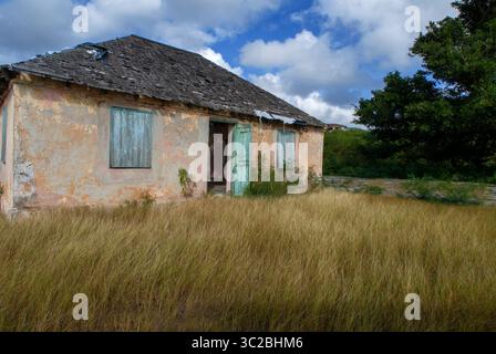 24. Mai 2019: Bahamas: Cat Island, Bahamas. Altes Haus neben dem Strand des Ostens (Atlantik) Pine Bay, Cat Island. (Kreditbild: © Sergi Reboredo/ZUMA Wire) Stockfoto