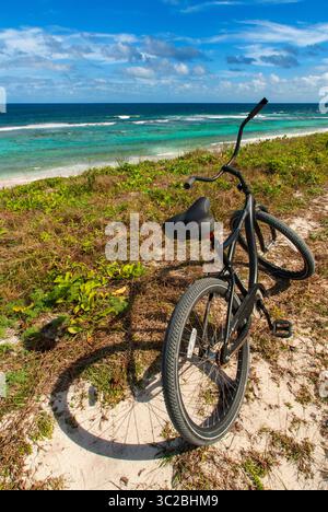 24. Mai 2019: Bahamas: Cat Island, Bahamas. Strand des Ostens (Atlantik) Pine Bay, Cat Island. Das Fahrrad ist die beste Möglichkeit, die Insel zu sehen. (Kreditbild: © Sergi Reboredo/ZUMA Wire) Stockfoto