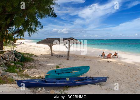 24. Mai 2019: Bahamas: Kajaks und Kanus. Cottages am Strand. Greenwood Beach Resort, Cat Island. Bahamas (Kreditbild: © Sergi Reboredo/ZUMA Wire) Stockfoto
