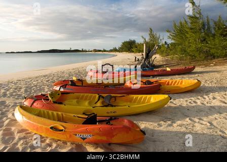 24. Mai 2019: Bahamas: Kajaks und Kanus. Strand von Fernandez Bay Village Hotel, Cat Island. Bahamas (Kreditbild: © Sergi Reboredo/ZUMA Wire) Stockfoto