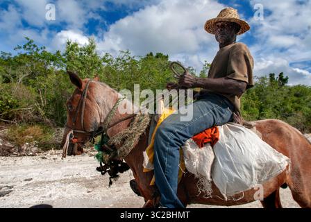 24. Mai 2019: Bahamas: Cat Island, Bahamas. Mann reitet auf einem Pferd in der East (Atlantic) Gegend Pine Bay, Cat Island. (Kreditbild: © Sergi Reboredo/ZUMA Wire) Stockfoto