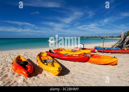24. Mai 2019: Bahamas: Kajaks und Kanus. Strand von Fernandez Bay Village Hotel, Cat Island. Bahamas (Kreditbild: © Sergi Reboredo/ZUMA Wire) Stockfoto