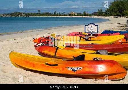 24. Mai 2019: Bahamas: Kajaks und Kanus. Strand von Fernandez Bay Village Hotel, Cat Island. Bahamas (Kreditbild: © Sergi Reboredo/ZUMA Wire) Stockfoto