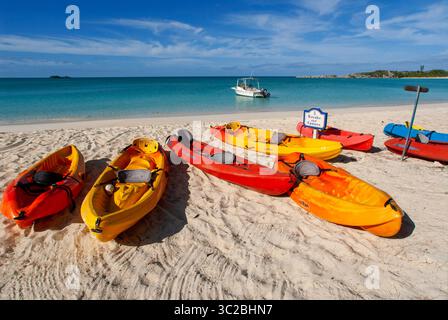 24. Mai 2019: Bahamas: Kajaks und Kanus. Strand von Fernandez Bay Village Hotel, Cat Island. Bahamas (Kreditbild: © Sergi Reboredo/ZUMA Wire) Stockfoto