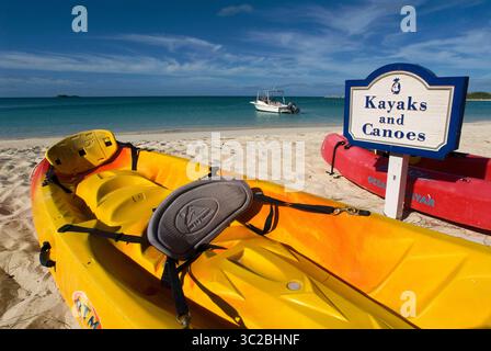 24. Mai 2019: Bahamas: Kajaks und Kanus. Strand von Fernandez Bay Village Hotel, Cat Island. Bahamas (Kreditbild: © Sergi Reboredo/ZUMA Wire) Stockfoto