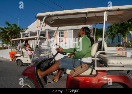 24. Mai 2019: Bahamas: Golfwagen und Stammhaus. Bay Street. Dunmore Town, Harbour Island, Eleuthera. Bahamas (Kreditbild: © Sergi Reboredo/ZUMA Wire) Stockfoto