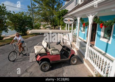 24. Mai 2019: Bahamas: Golfwagen und Stammhaus. Bay Street. Dunmore Town, Harbour Island, Eleuthera. Bahamas (Kreditbild: © Sergi Reboredo/ZUMA Wire) Stockfoto