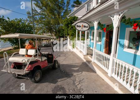 24. Mai 2019: Bahamas: Golfwagen und Stammhaus. Bay Street. Dunmore Town, Harbour Island, Eleuthera. Bahamas (Kreditbild: © Sergi Reboredo/ZUMA Wire) Stockfoto