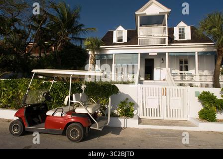 24. Mai 2019: Bahamas: Golfwagen und Stammhaus. Bay Street. Dunmore Town, Harbour Island, Eleuthera. Bahamas (Kreditbild: © Sergi Reboredo/ZUMA Wire) Stockfoto