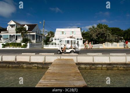 24. Mai 2019: Bahamas: Golfwagen und Stammhaus. Bay Street. Dunmore Town, Harbour Island, Eleuthera. Bahamas (Kreditbild: © Sergi Reboredo/ZUMA Wire) Stockfoto