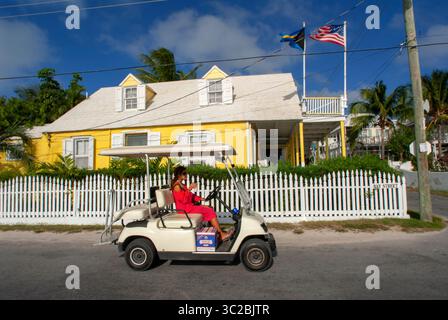 24. Mai 2019: Bahamas: Golfwagen und Stammhaus. Bay Street. Dunmore Town, Harbour Island, Eleuthera. Bahamas (Kreditbild: © Sergi Reboredo/ZUMA Wire) Stockfoto