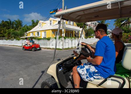 24. Mai 2019: Bahamas: Golfwagen und Stammhaus. Bay Street. Dunmore Town, Harbour Island, Eleuthera. Bahamas (Kreditbild: © Sergi Reboredo/ZUMA Wire) Stockfoto