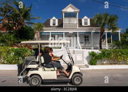 24. Mai 2019: Bahamas: Golfwagen und Stammhaus. Bay Street. Dunmore Town, Harbour Island, Eleuthera. Bahamas (Kreditbild: © Sergi Reboredo/ZUMA Wire) Stockfoto