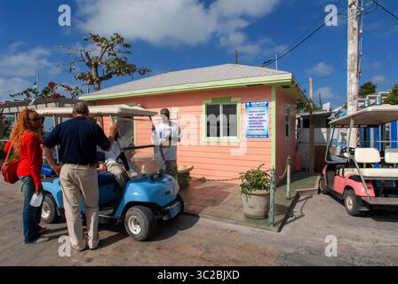 24. Mai 2019: Bahamas: Mietwagen und Stammhaus. Bay Street. Dunmore Town, Harbour Island, Eleuthera. Bahamas (Kreditbild: © Sergi Reboredo/ZUMA Wire) Stockfoto