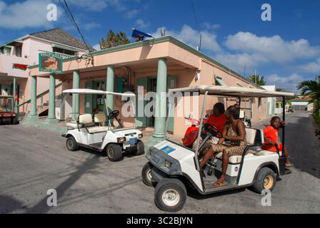 24. Mai 2019: Bahamas: Golfwagen und Stammhaus. Bay Street. Dunmore Town, Harbour Island, Eleuthera. Bahamas (Kreditbild: © Sergi Reboredo/ZUMA Wire) Stockfoto