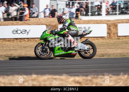 2010 Kawasaki ZX-10R Superbike-Rennmotorrad auf der Berglaufstrecke beim Goodwood Festival of Speed 2025 Motorsport & Motoring Event Stockfoto